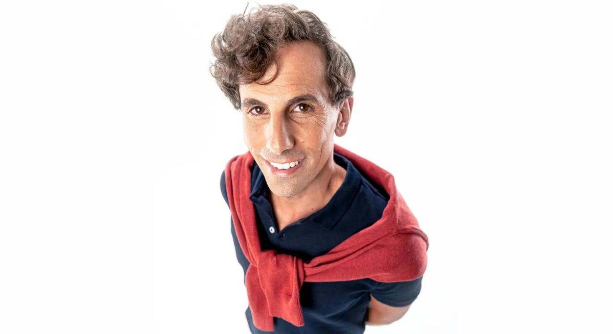 Óscar con un polo rojo en los hombros 