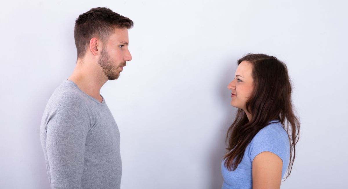 Dos personas se miran a los ojos mientras hablan