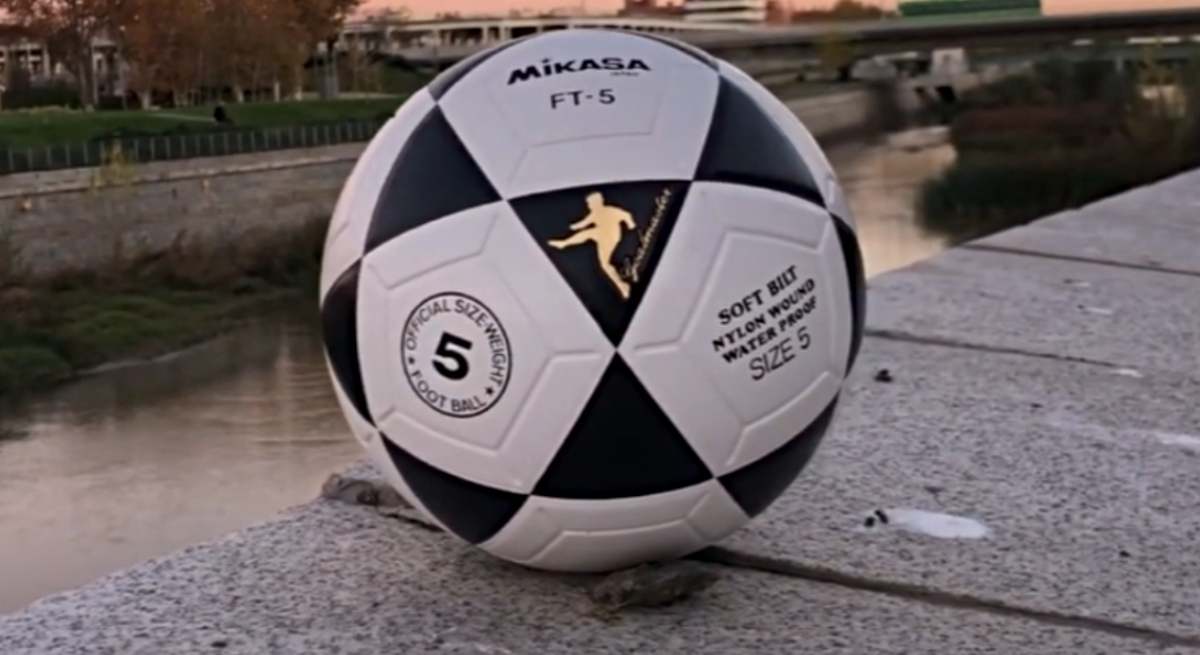 Patear un balon de fúbol Mikasa FT-5 era (y es) un ejercicio de riesgo