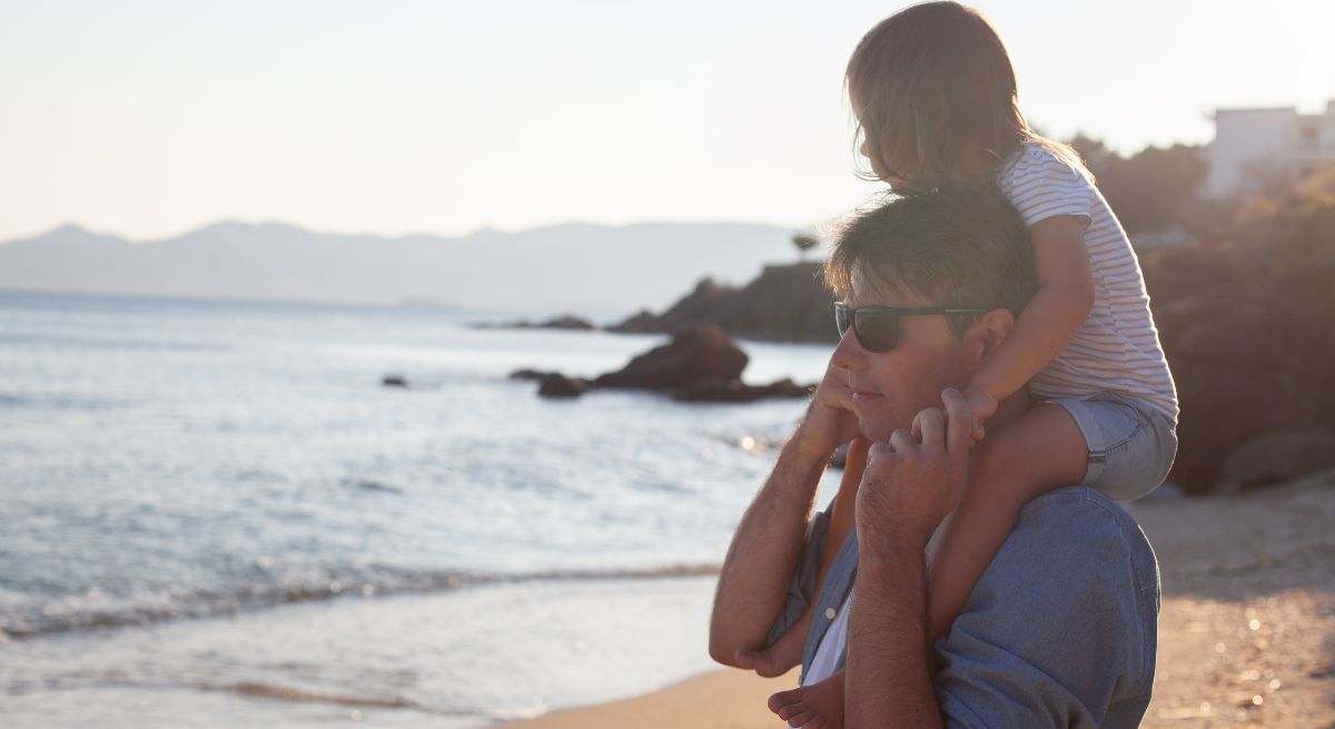 padre-cuida-hijo-playa-getty.jpg