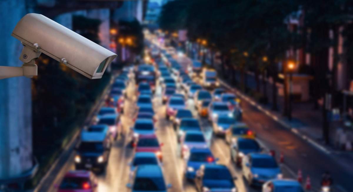 camara-trafico-movil-cinturon-dgt-iStock-1337164397.jpg
