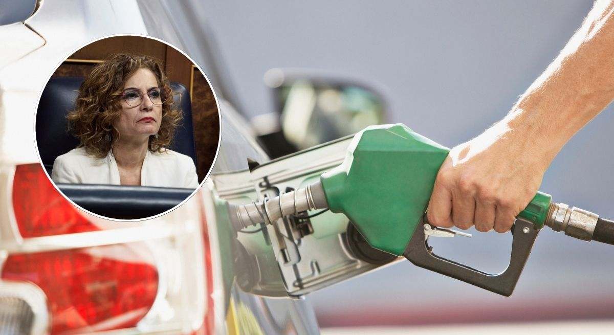 Persona llenando el depósito de su coche