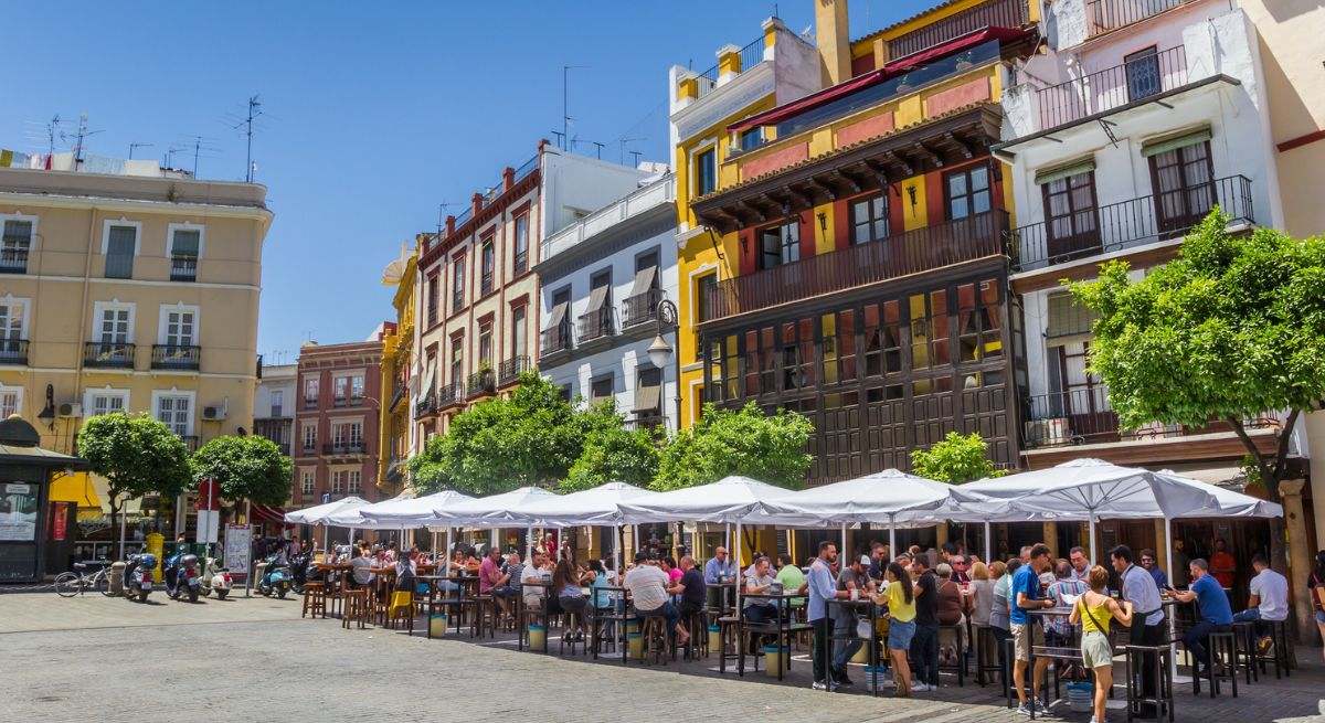 Francia pide a todos sus ciudadanos que hagan las maletas hacia la ciudad española "con cerveza a dos euros"