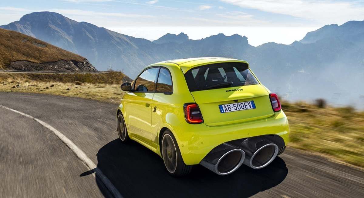 Imagen irreal de un Abarth 500 eléctrico de Stellantis, figuradamente con tubos de escape, no presentes en la actualidad