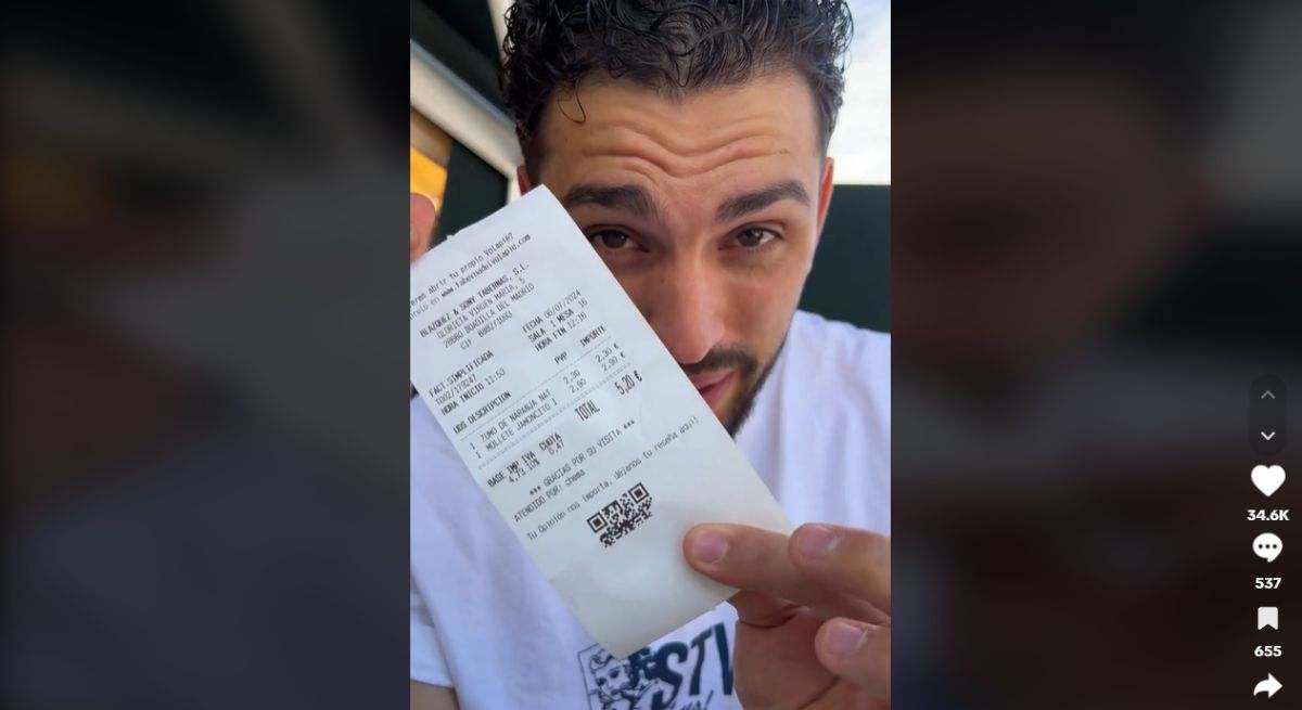 Mario Baeza, el influencer y tiktoker enseñando su ticket por su desayuno