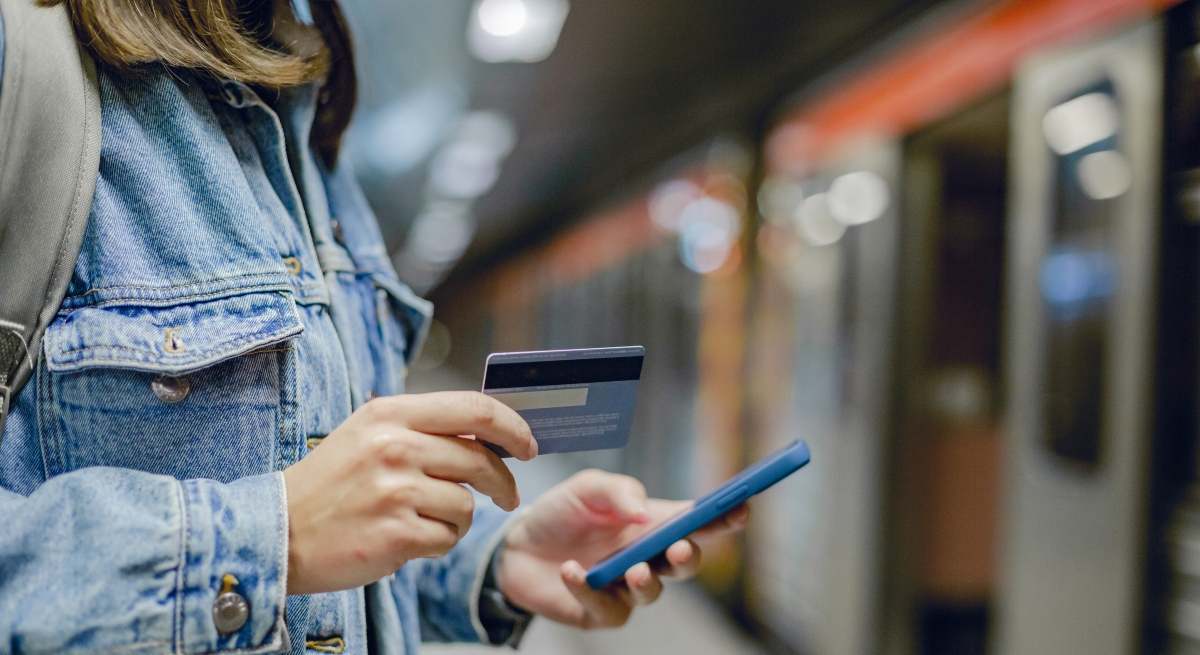 mujer-con-telefono-y-tarjeta-credito.jpg