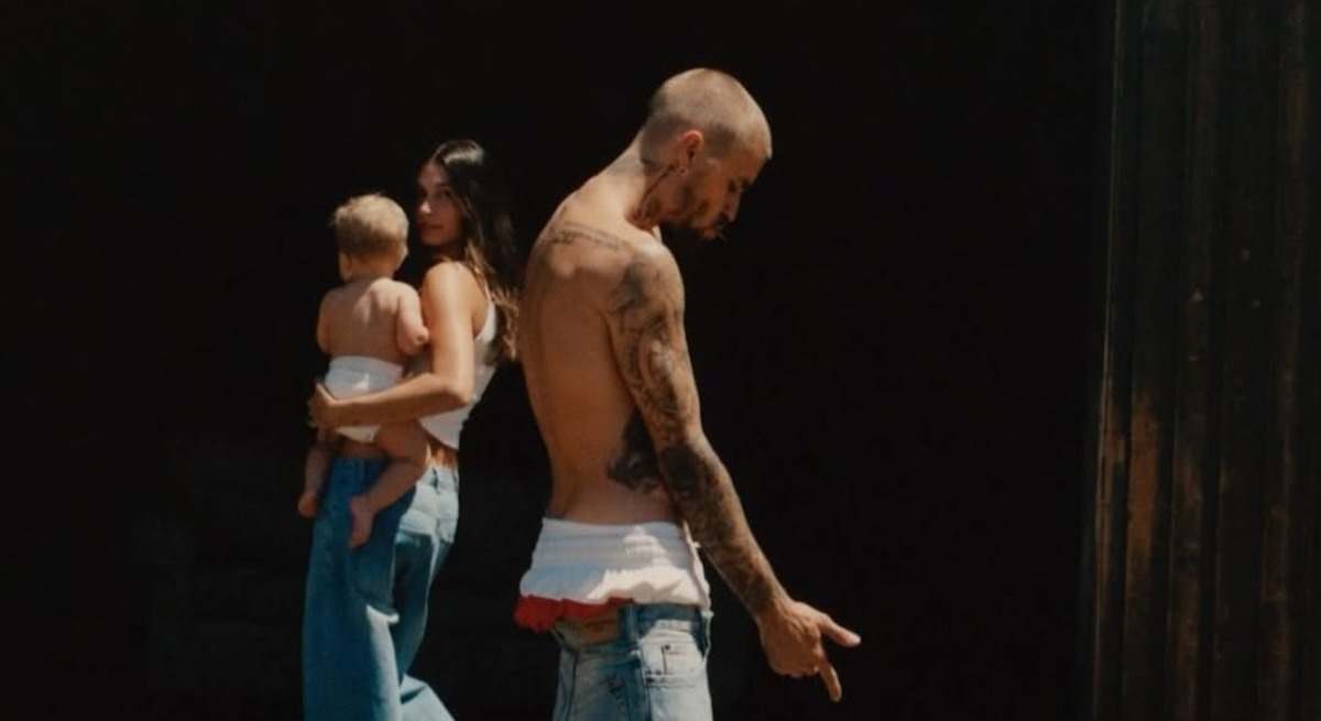 Justin y Hailey Bieber con su bebé.