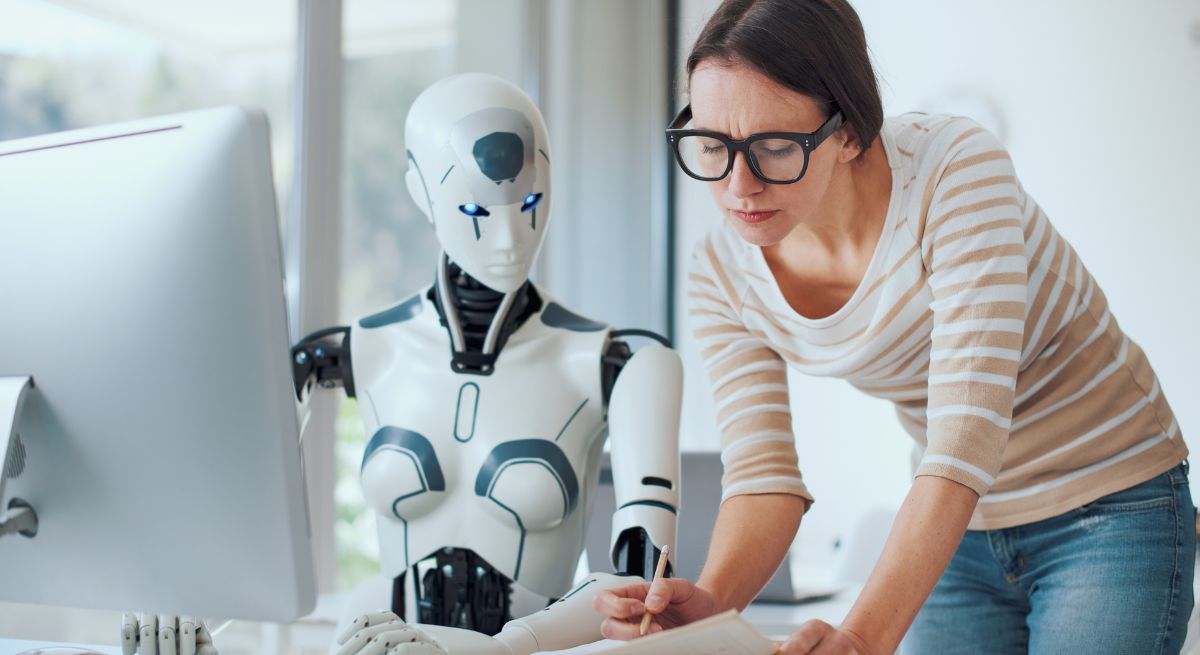 Mujer y robot de IA trabajando juntos