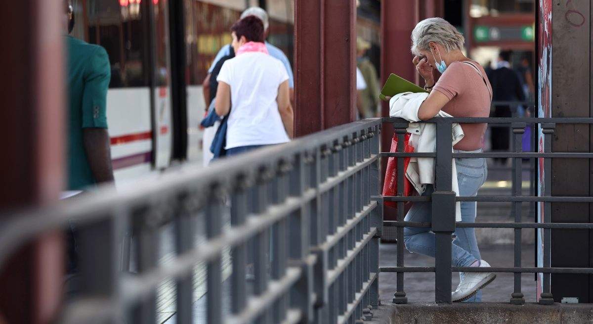 EuropaPress_4695448_persona_mascarilla_anden_estacion_tren_chamartin_20_septiembre_2022_madrid-2-1.jpg