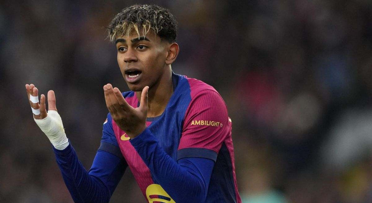 Lamine Yamal quejándose de una decisión en el partido contra la Real Sociedad