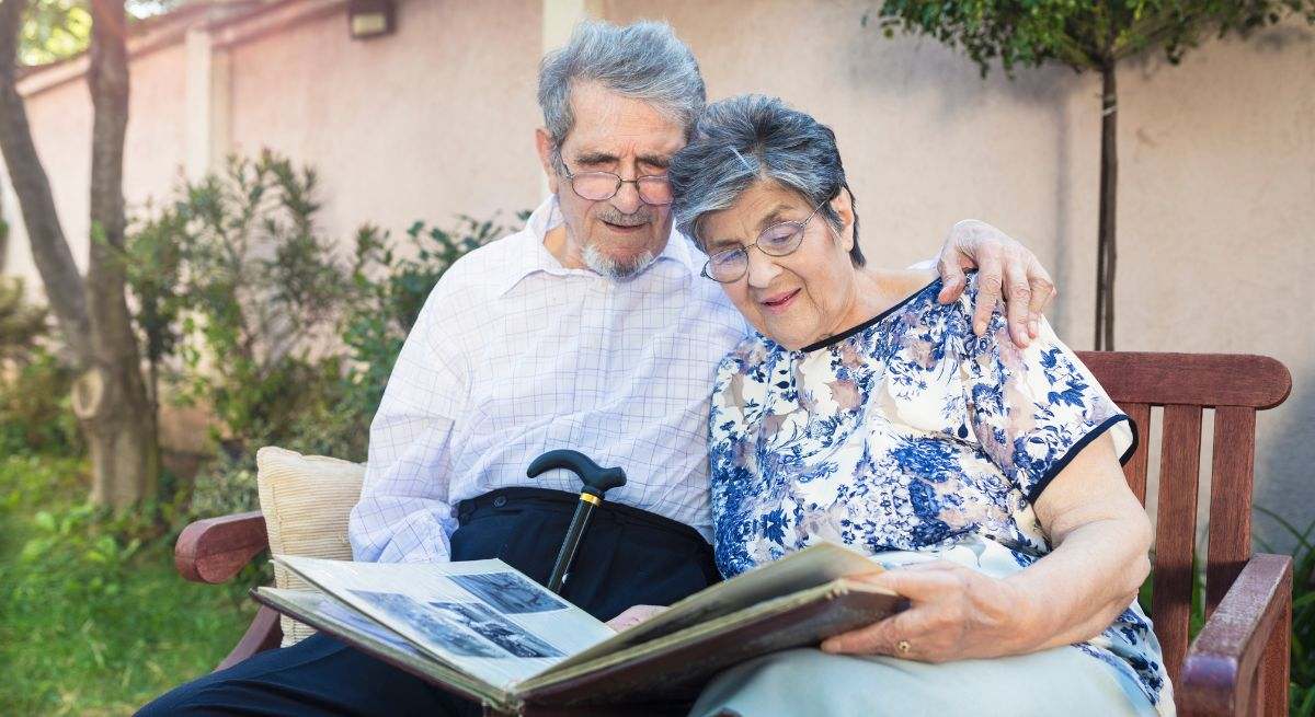 Dos ancianos viendo un álbum de fotos