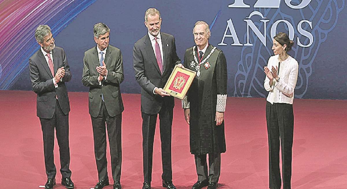 1200-x-655-Entrega-del-reconocimiento-de-25-anos-de-colegiado-de-honor-del-ICAM-EP.jpg
