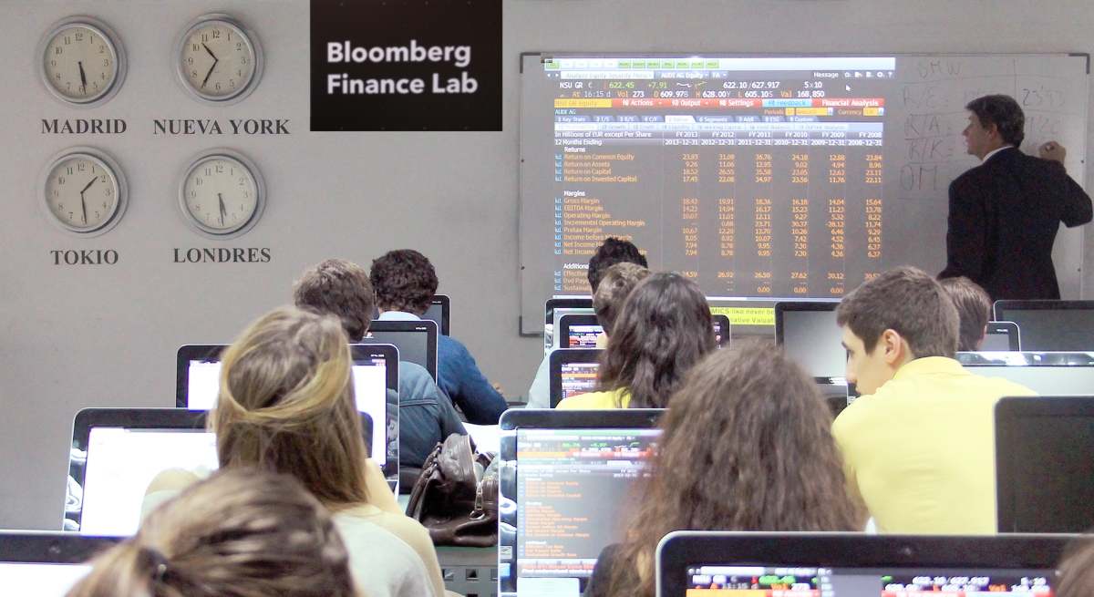 los-alumnos-reciben-sesiones-en-la-sala-Bloomberg-de-las-instalaciones-de-IEB-con-terminales-Bloomberg-a-su-disposicion.jpg
