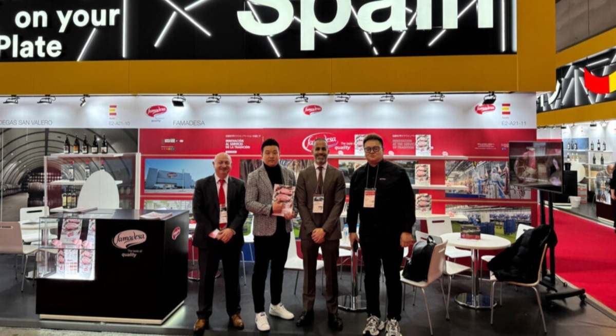 Representantes de Famadesa con operadores asiáticos en la feria de Tokio.