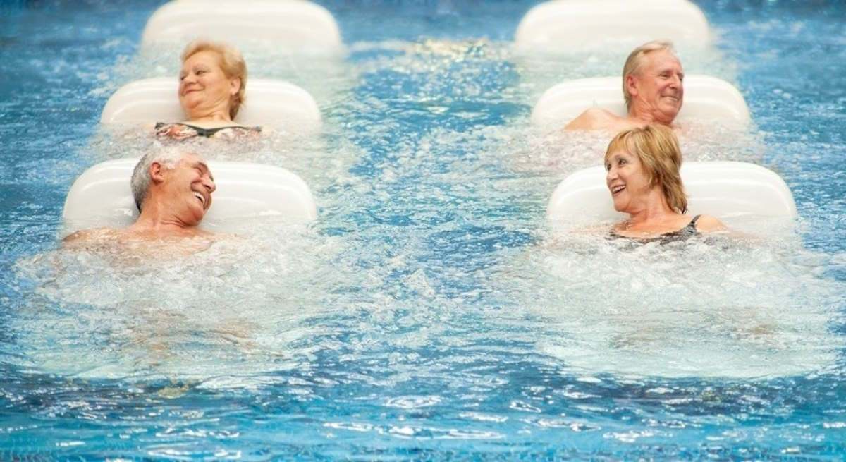 Personas jubiladas en una piscina. Foto: Europa Press
