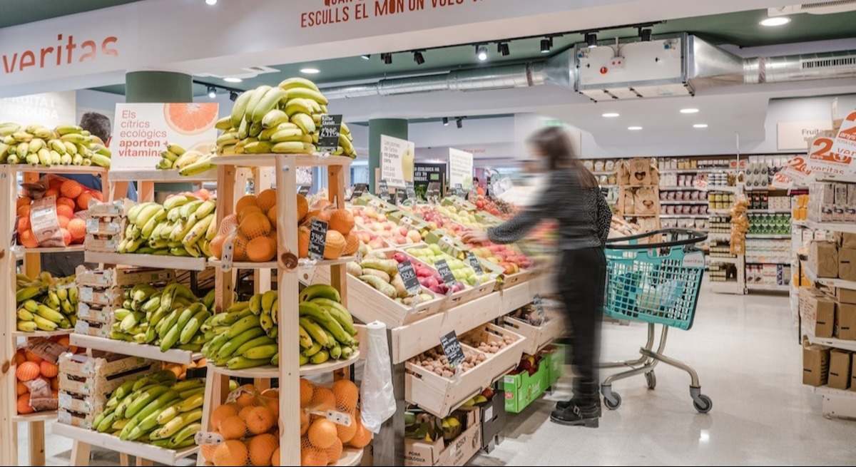 Imagen de una consumidora en un supermercado.