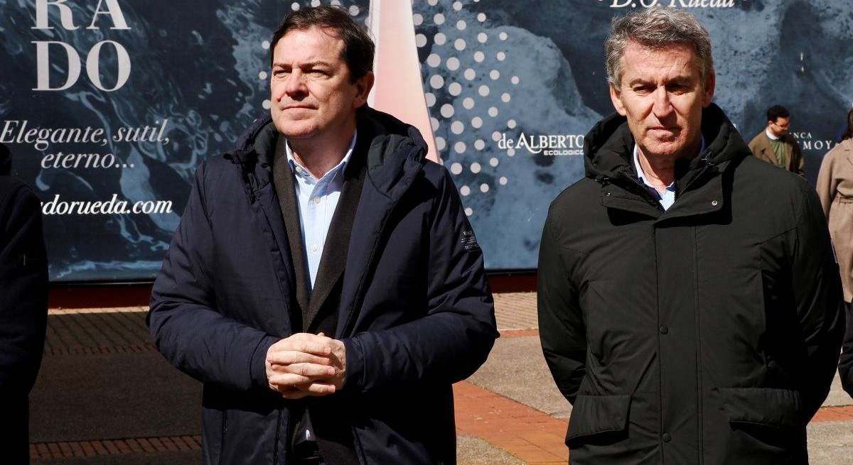 Mañueco y Feijóo visitan una bodega de Serrada