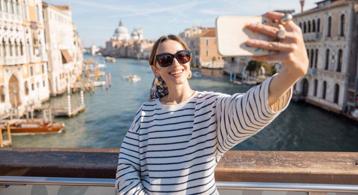 Mujer haciéndose un selfie