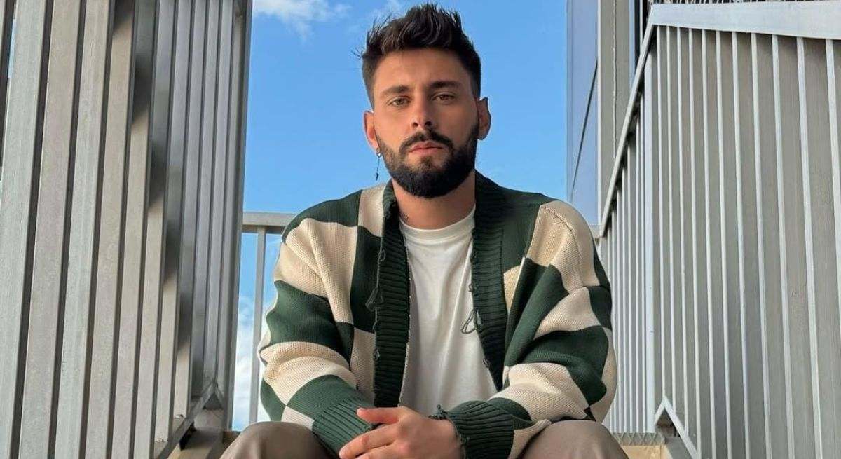 El cantante sentado en unas escaleras