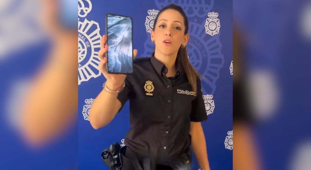 Una Policía Nacional sosteniendo un móvil