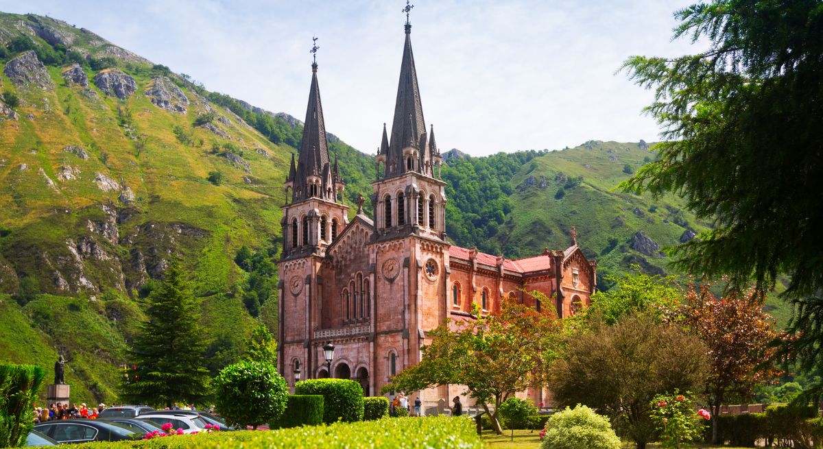 Exterior de la iglesia que se encuentra en Asturias entre montañas y prados verdes