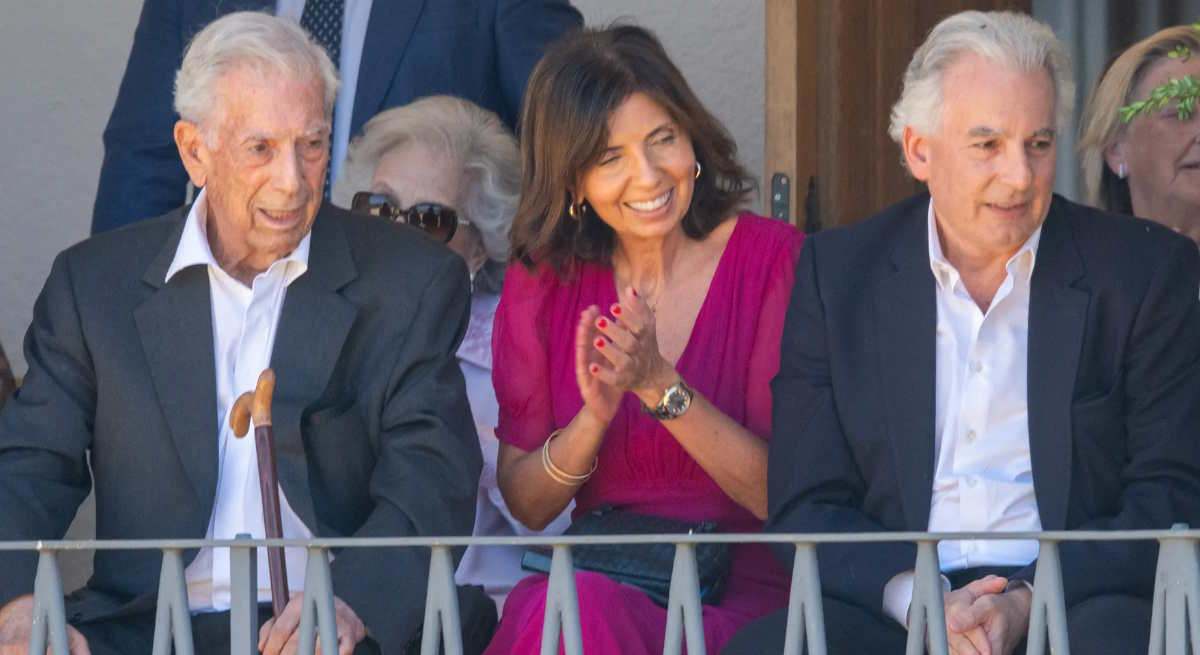 Álvaro Vargas Llosa junto a su padre y su ex Nada Chadid