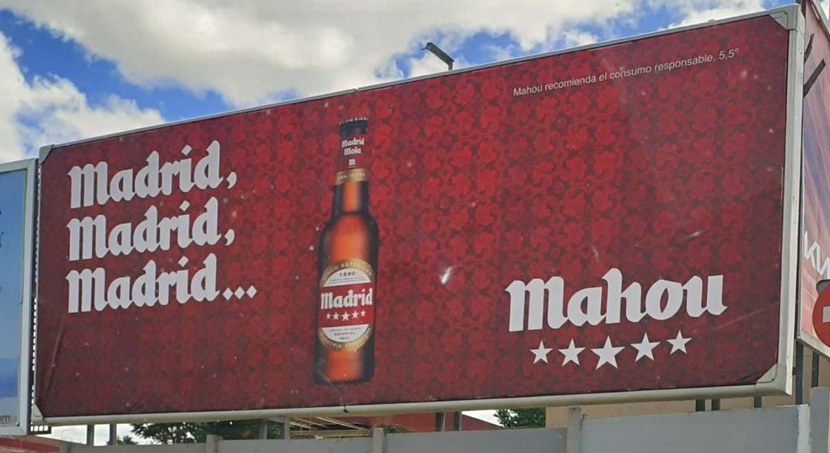 Una valla publicitaria de Mahou con motivo del día de San Isidro 2024, patrón de Madrid / L. M. G.
