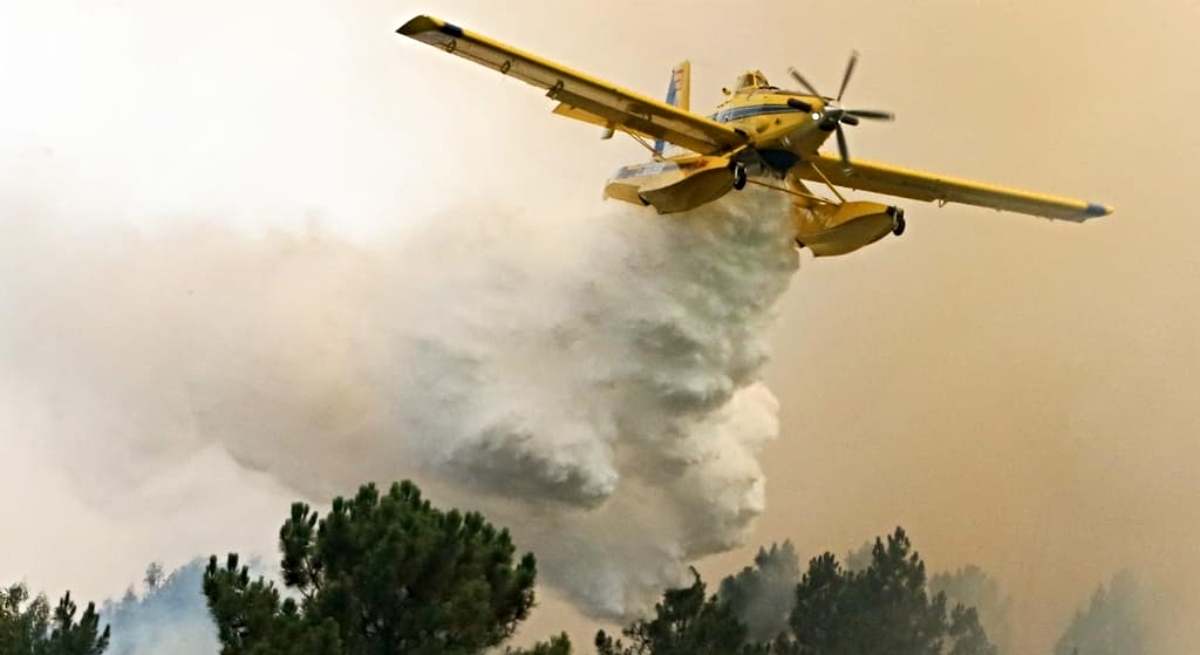Una avioneta trabaja en la extinción del fuego en Portugal