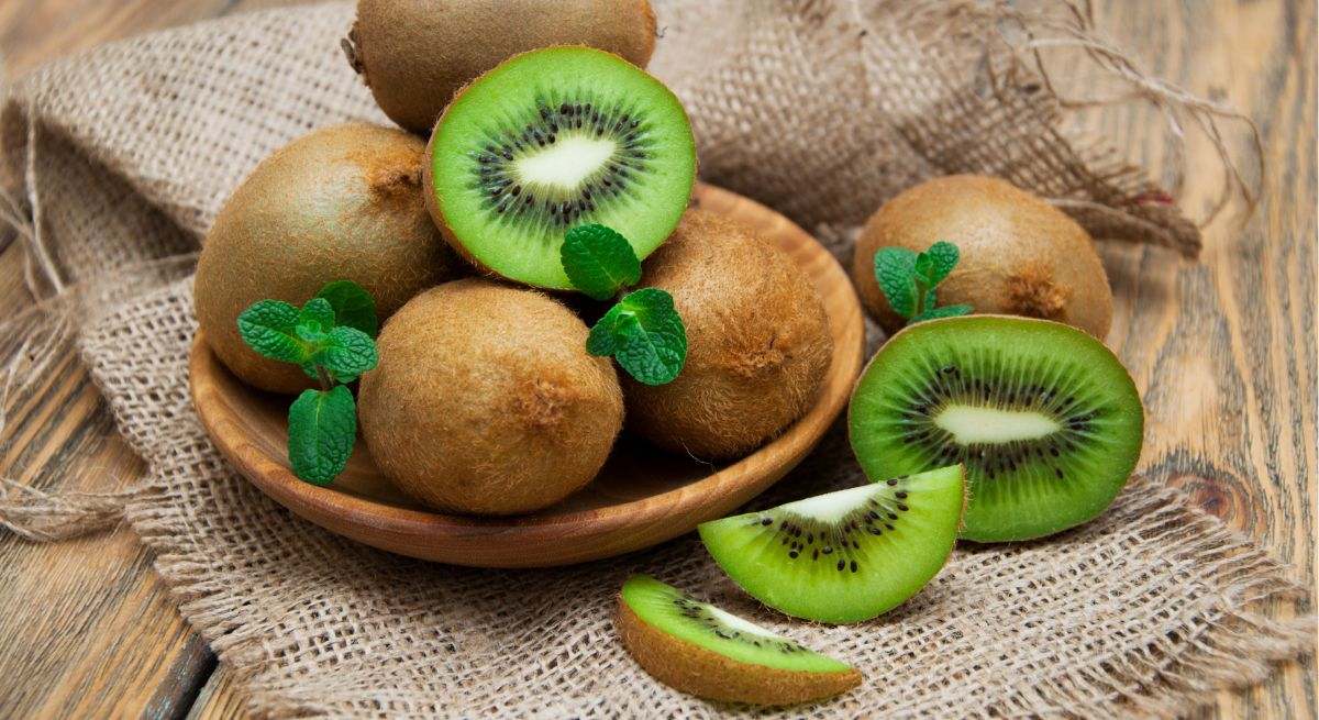 El kiwi es una baya con forma de elipse y cubierta de una piel repleta de vellosidades