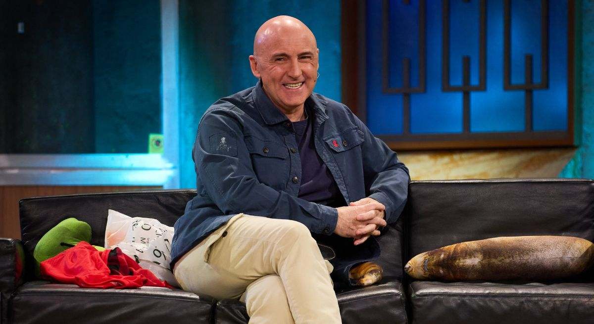 El periodista Julio Maldonado sentado en el sofá de David Broncano