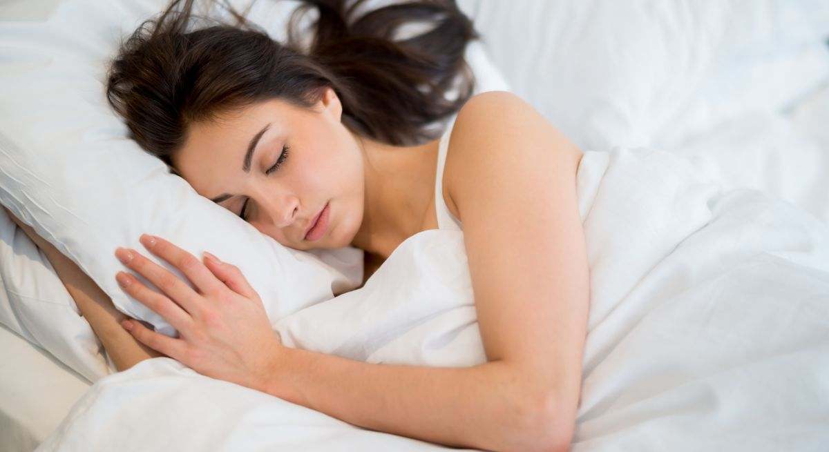 Las palabras de una experta de Harvard para dormir bien y mejorar tu salud: "Quien no incorpora estos trucos se despierta con dolor de cuello"