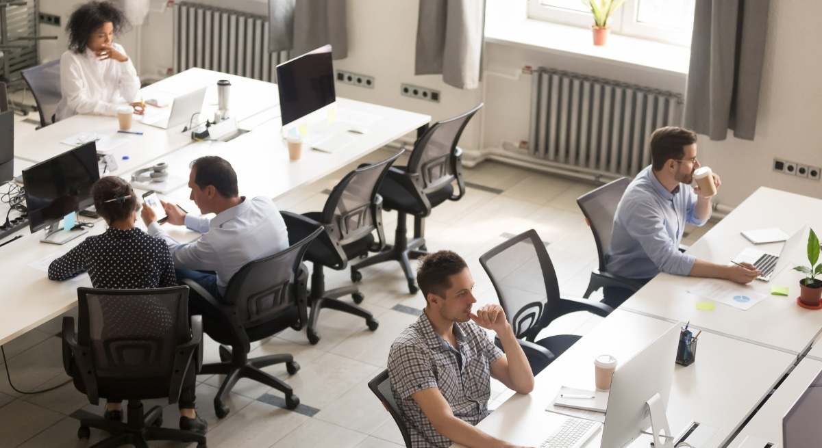 trabajadores-oficina-dreamstime.jpg