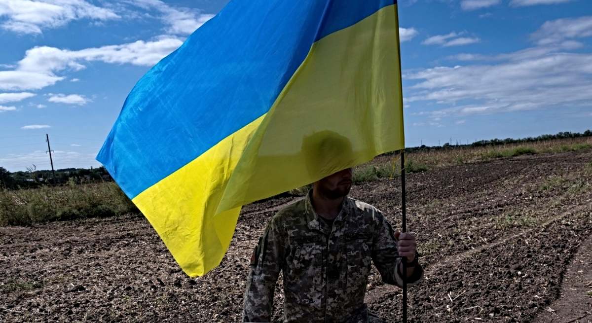 Un soldado ucraniano con una bandera de su país