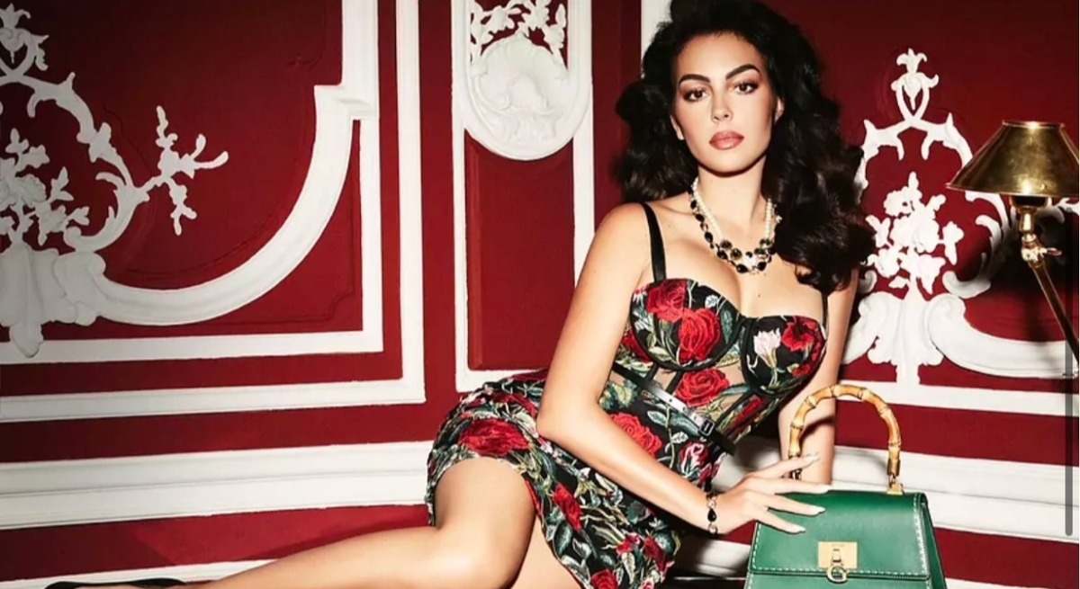 Georgina Rodríguez lanza su propia línea de bolsos en colaboración con Guess