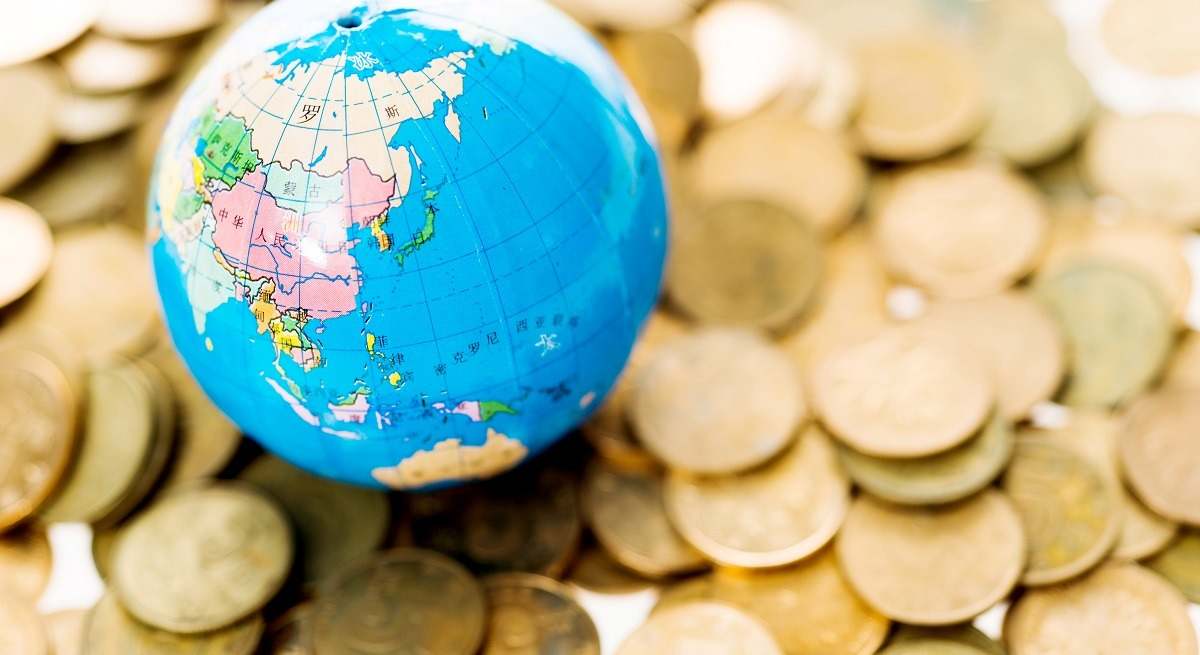 Bola del mundo sobre monedas