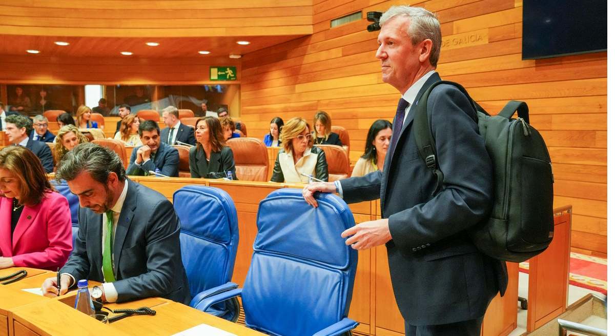 El presidente de la Xunta en funciones y líder del PPdeG, Alfonso Rueda, llega a la sesión de constitución del Parlamento de Galicia.
