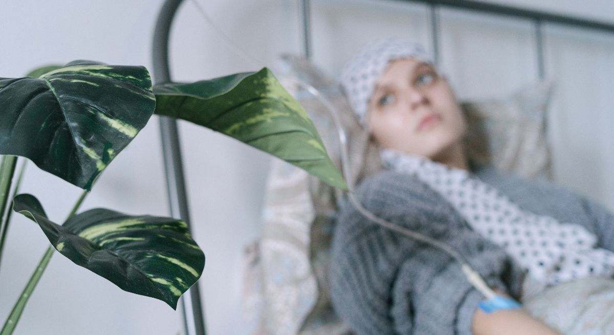 Una mujer con cáncer mira a través de la ventana de un hospital español