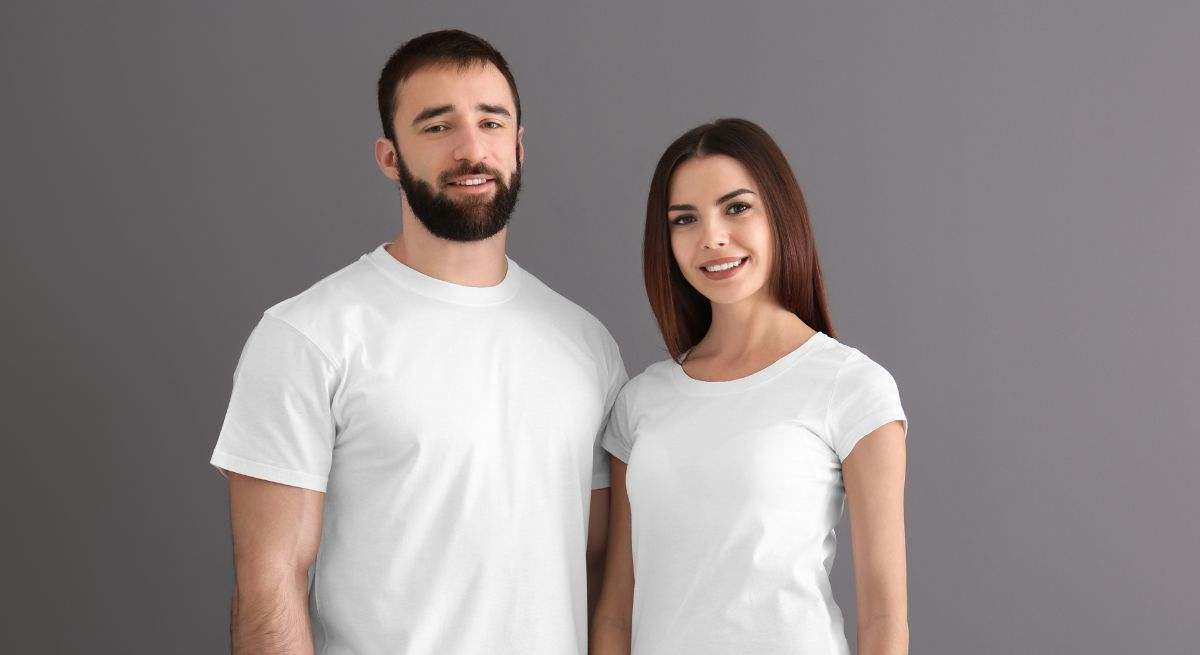 Un hombre y una mujer sonríen ante la cámara