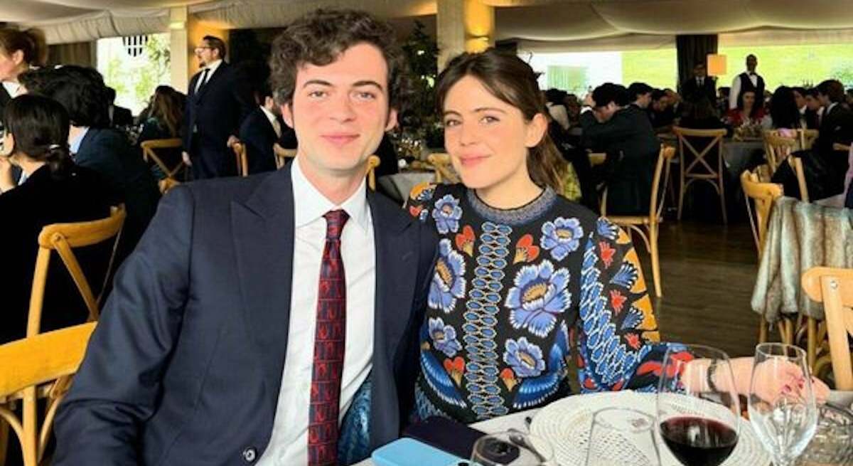 Santiago Isla e Isa Hernáez posan juntos en una boda