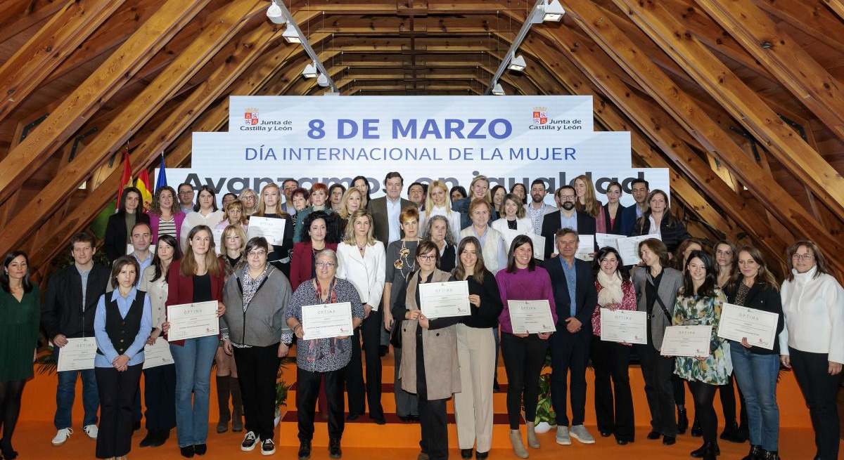 Mañueco, con las galardonadas con los premio Óptima Castilla y León