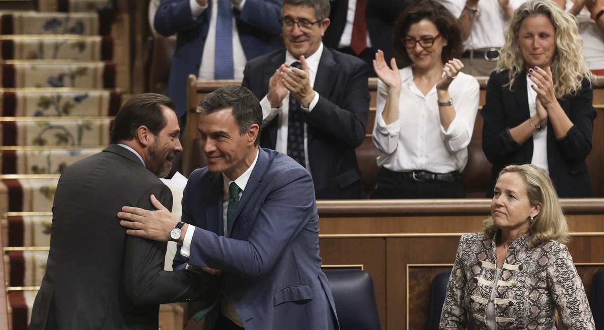 Pedro Sánchez, junto a Óscar Puente en el pleno de investidura de Núñez Feijóo.