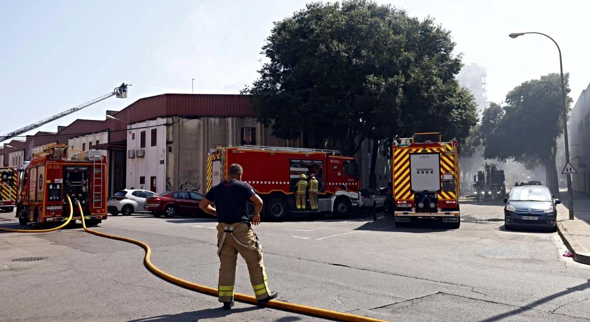 Los bomberos en el lugar donde se produjo el incendio / EP