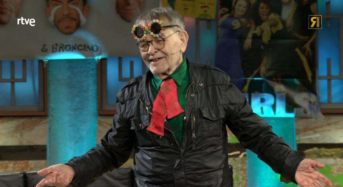 El dramaturgo con una chaqueta negra y un pañuelo rojo