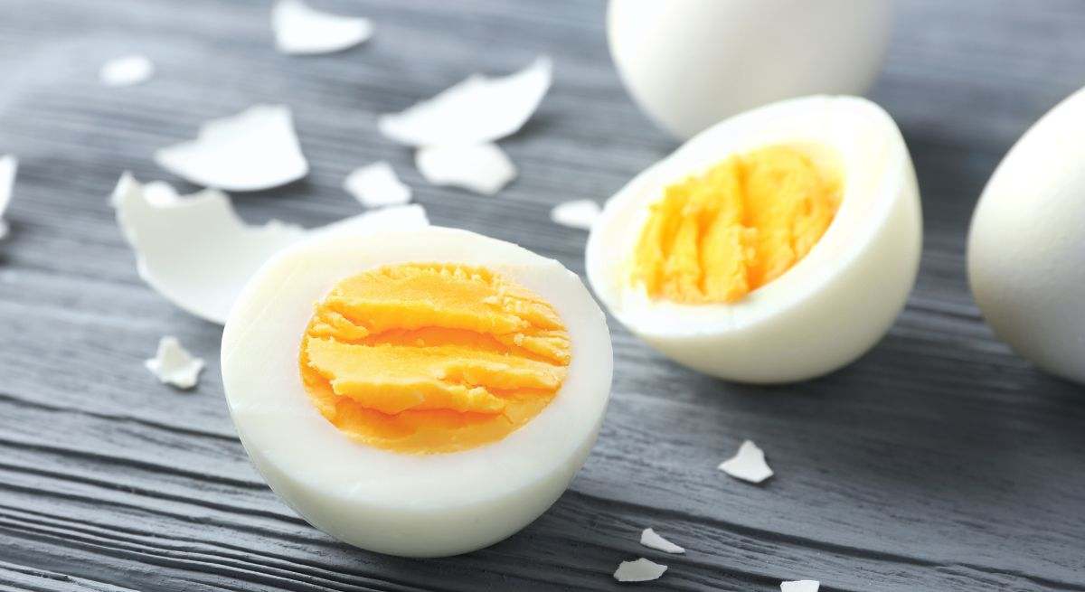 Varios huevos duros sobre una mesa