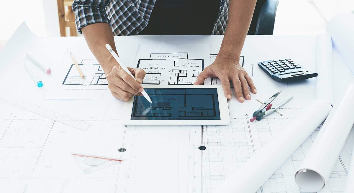 1200-x-655-Arquitecto-trazando-una-planta-de-vivienda-Istock.jpg