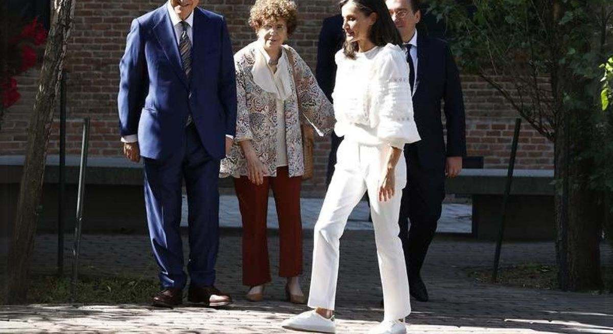 La reina Letizia con unas nuevas zapatillas. / Foto: GTRES