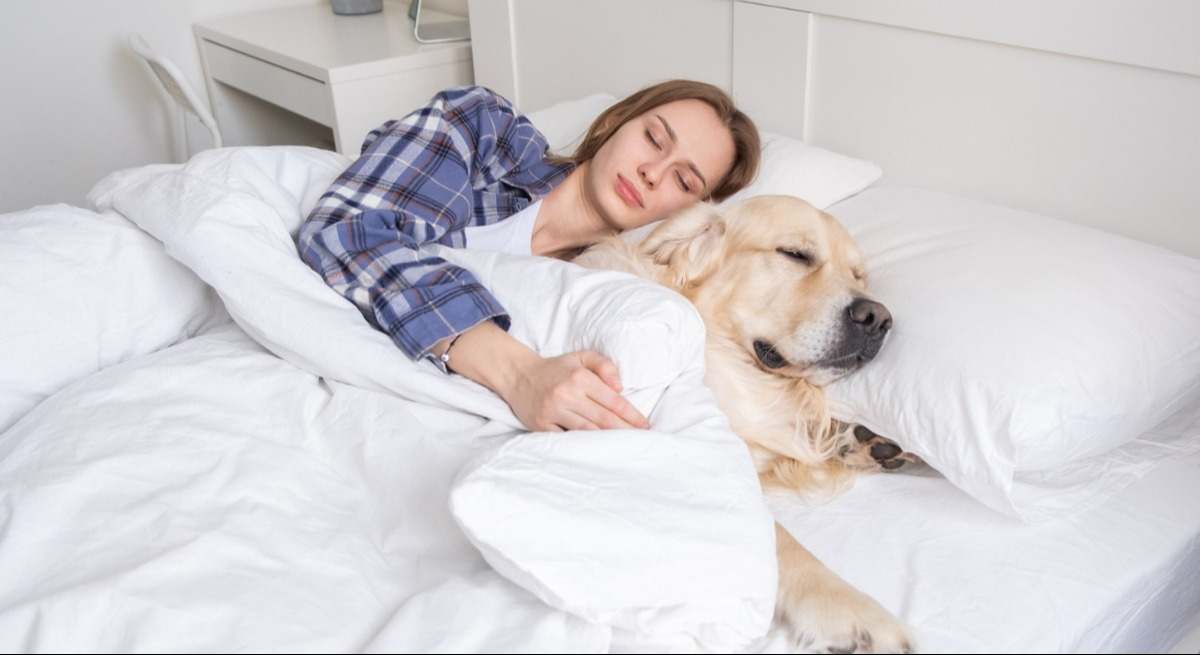 mujer-dormir-perro