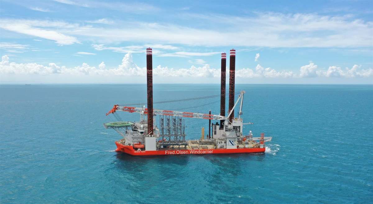 Foto de archivo de 'Brave Tern' navegando