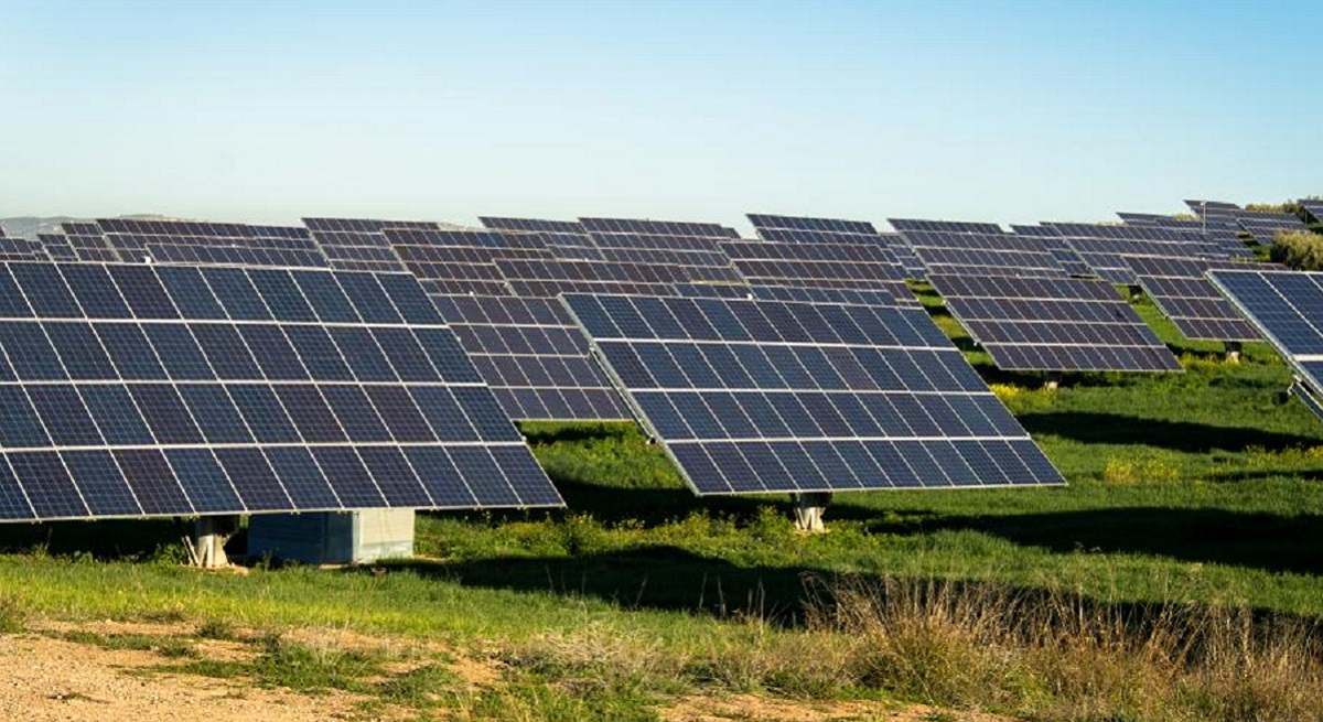 1200-x-655-Parque-solar-fotovoltaico-iStock.jpg