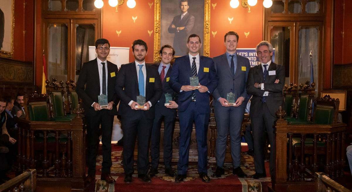 Equipo ganador de la pasada edición, IE Business School, con Adrián Zunzunegui, director de Relaciones con inversores de Telefónica. Ana Morales
